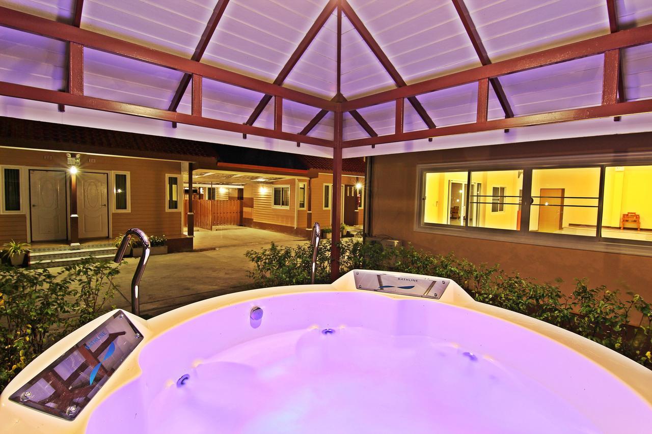 Rojanavee Resort 나콘나욕 외부 사진