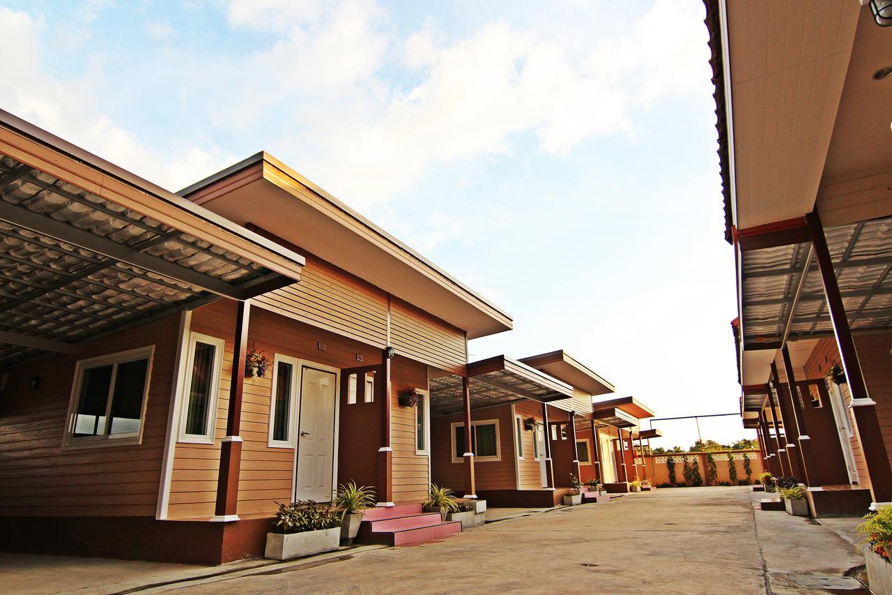 Rojanavee Resort 나콘나욕 외부 사진